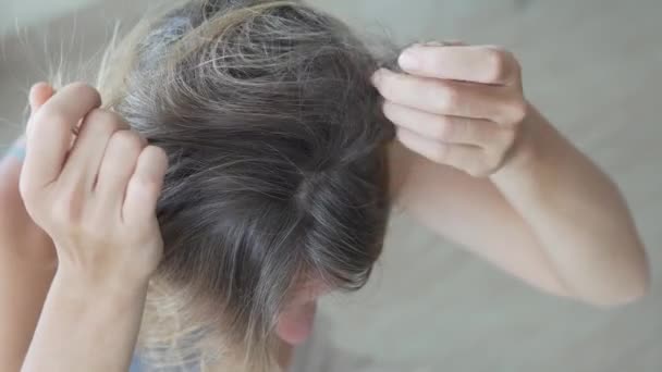 여성들의 머리카락 회색빛을 갈라지는 되면서 것이다 가손으로 머리를 다음살펴보고 — 비디오