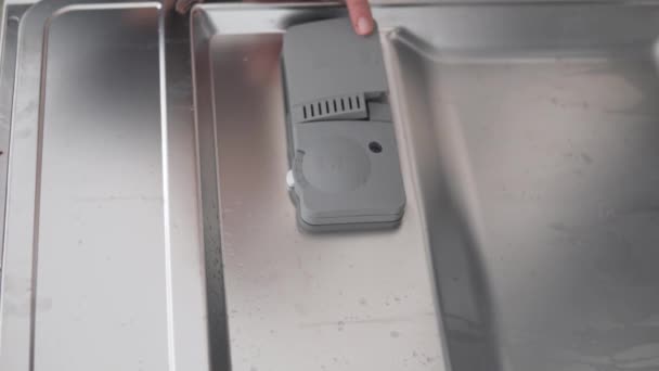 洗剤は食器洗い機トレイに置かれ クローズアップされます — ストック動画