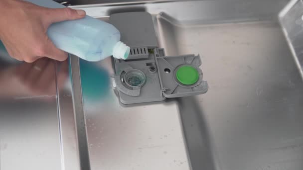 Людина Ополіскувач Посудомийну Машину — стокове відео