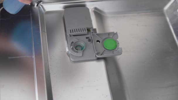 特写镜头下 一个人把洗碗清洁剂倒进洗碗机 — 图库视频影像