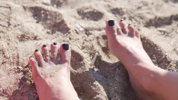 Füße Einer Frau Mit Schwarzer Pediküre Sand Strand — Stockvideo