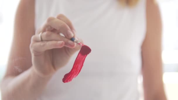 Uma Mulher Pinta Com Uma Escova Com Tinta Rosa Vidro — Vídeo de Stock