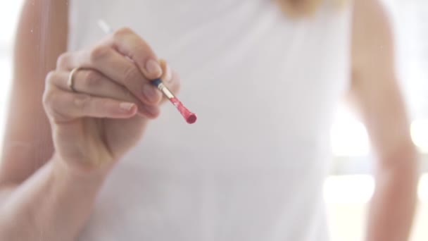 Bir Kadın Göğüs Kanseriyle Mücadelenin Sembolünü Cama Fırçayla Çizer Bir — Stok video