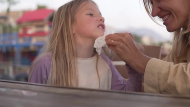 어머니는 딸들의 더러워진 얼굴을 헝겊으로 닦는다 — 비디오