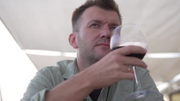 Hombre Morena Bebiendo Vino Tinto Una Copa Verano Calle Primer — Vídeos de Stock