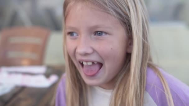 Küçük Kız Dilini Gösteriyor Huysuz Suratını Ekşitiyor — Stok video