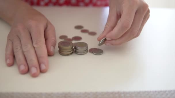 Ein Armer Mann Zählt Seine Letzten Geldmünzen Tisch Eine Nahaufnahme — Stockvideo