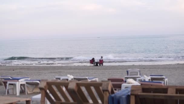 两个人 一个男人 一个女人 坐在海边的旅游椅子上吃饭 土耳其 阿拉亚 — 图库视频影像