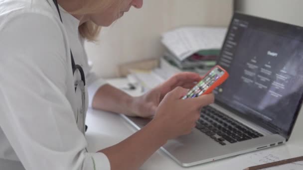 女性医師は正しい診断のためにGptチャットを使用します 人工知能の助けを借りて仕事をする者 — ストック動画