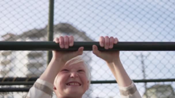 Chlapec Bílými Vlasy Létě Zastaví Baru — Stock video