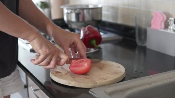 Una Mujer Corta Jugosos Tomates Granja Con Cuchillo Una Tabla — Vídeo de stock