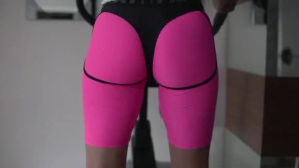 Woman Dressed Sexy Pink Leggings Doing Ellipse Indoor Gym Close — Stockvideo