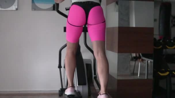 Een Vrouw Traint Een Ellipse Simulator Een Indoor Gym Een — Stockvideo