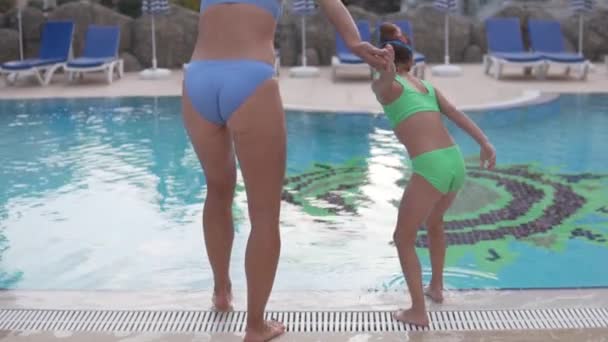 Mutter Und Kleine Tochter Springen Einem Heißen Sommertag Den Pool — Stockvideo