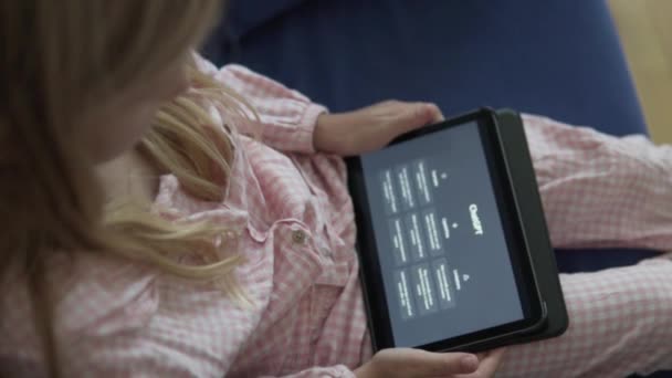Června 2023 Batumi Georgia Dívka Používá Gpt Chat Svém Tabletu — Stock video