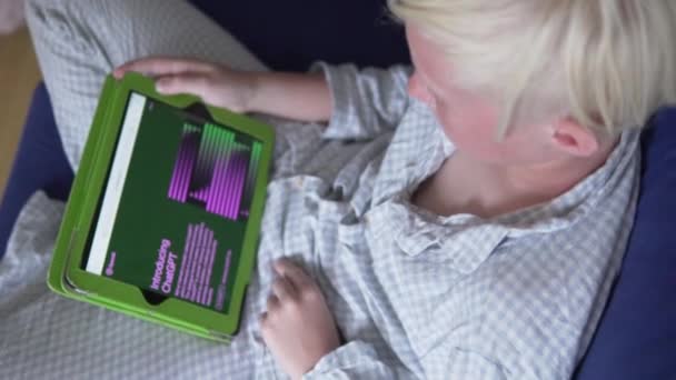 2023年6月18日 格鲁吉亚巴统 那个金发男孩在家里沙发上用Gpt聊天 这个孩子学习人工智能 — 图库视频影像