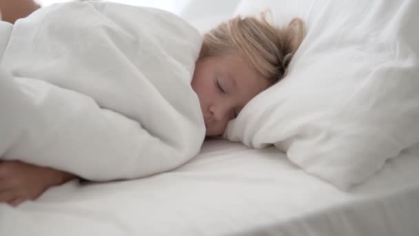 Νυσταγμένο Κοριτσάκι Ξαπλωμένο Στο Κρεβάτι Πρωί — Αρχείο Βίντεο