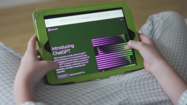 Czerwca 2023 Georgia Tbilisi Dziecko Uczy Się Sztucznej Inteligencji Tablecie — Wideo stockowe