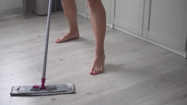 Eine Frau Wäscht Einer Wohnung Barfuß Mit Einem Wischmopp Fußböden — Stockvideo