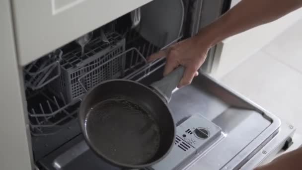 Bir Kadın Kirli Bir Tavayı Küçük Bir Bulaşık Makinesine Koyar — Stok video