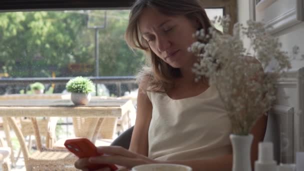 Žena Mobilním Telefonem Ruce Sedí Ráno Stolu Kavárně — Stock video