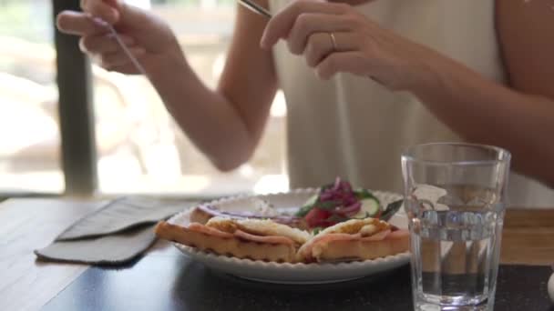 Primer Plano Plato Desayuno Una Mujer Comiendo Por Mañana Restaurante — Vídeo de stock