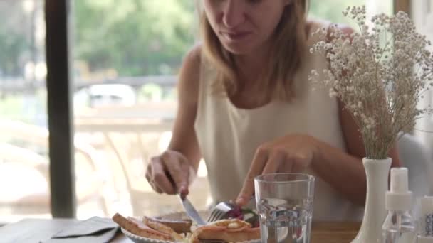 러시아 여자는 타슈켄트의 레스토랑에서 식사를 여자는 자동차는 배경에 — 비디오