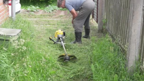 Elderly Man Mowing Grass Garden High Quality Fullhd Footage Summer — Stock Video