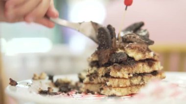 Bir çocuk bir restoranda çikolatalı waffle yer..