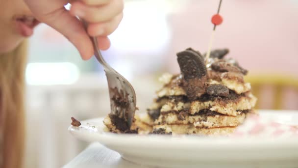 Flicka Äta Pannkakor Med Choklad Restaurang Närbild — Stockvideo