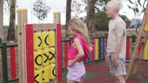 Bambini Fratello Sorella Minore Passeggiano Estate Nel Parco Giochi — Video Stock