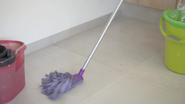 妇女用拖把 特写清洗铺好的地板 — 图库视频影像
