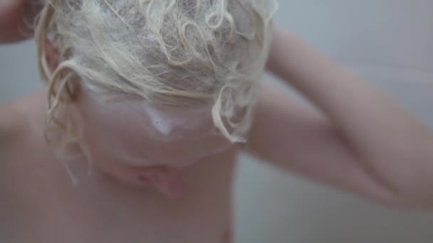 Blonďatý Chlapec Myje Vlasy Šamponem Sprše — Stock video