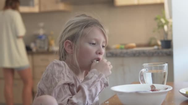 Hungrig Flicka Äter Borscht Med Bröd Köket Hemma — Stockvideo