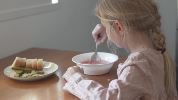 Pandangan Samping Seorang Gadis Makan Borscht Rumah — Stok Video