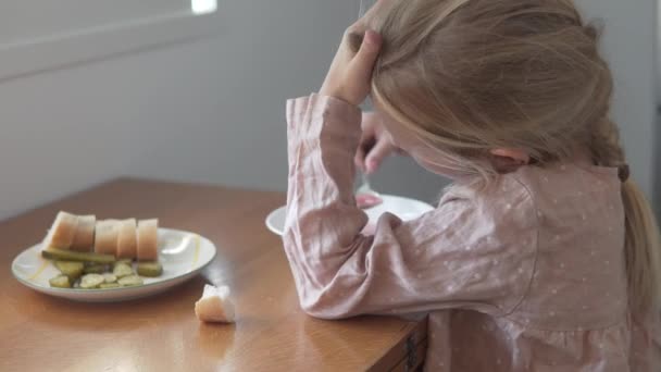 Menina Bonita Comendo Sopa Com Pão Picles Casa — Vídeo de Stock