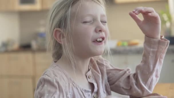 Gadis Kecil Yang Cantik Makan Croissant Besar — Stok Video