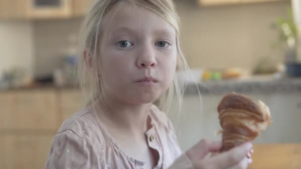 Gadis Kecil Yang Cantik Makan Roti Pagi Hari Dapur — Stok Video