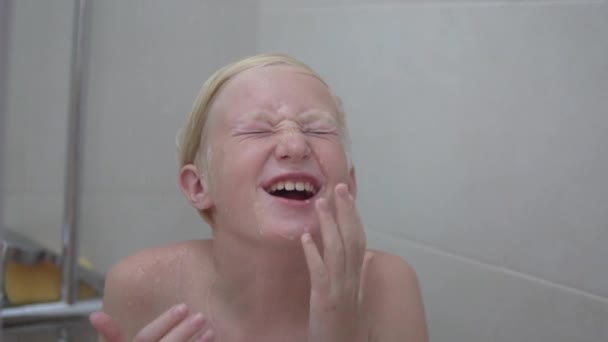 Wolny Ruch Fotografowania Blond Chłopiec Biorąc Zimny Prysznic Domu — Wideo stockowe