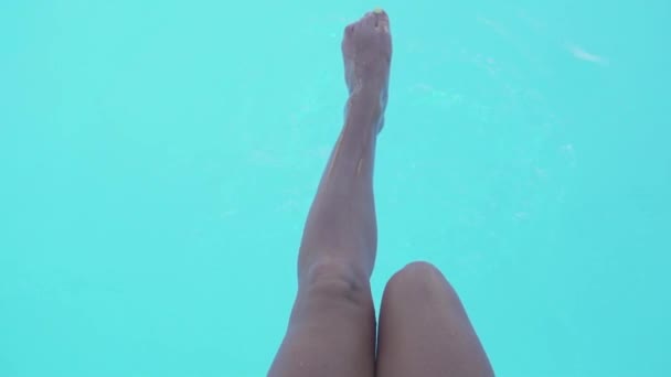 Κοντινό Πλάνο Λεπτών Γυναικείων Ποδιών Φόντο Γαλάζιο Νερό Δίπλα Στην — Αρχείο Βίντεο
