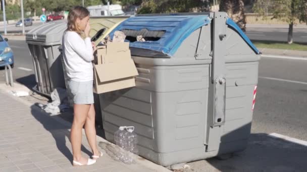 Kvinna Slänger Kartonger Soptunna Gatan Miljövänlig Avfallssortering Spanien Alicante Ljus — Stockvideo