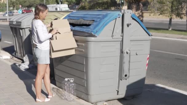 Eine Frau Wirft Pappmüll Mülltonnen Papier Sammeln — Stockvideo
