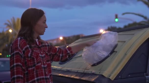 Mujer Arrojando Basura Cubo Basura Por Noche España Reciclaje Basura — Vídeos de Stock