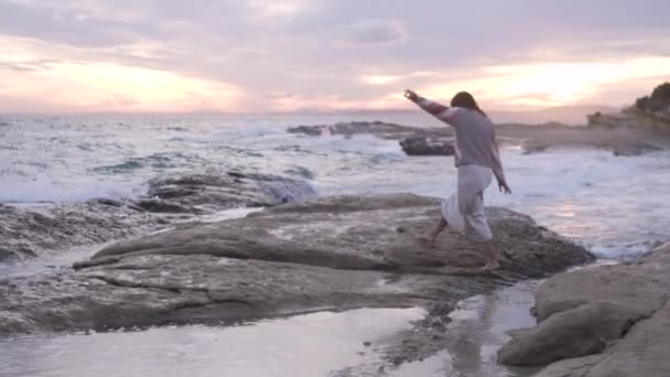 Вид Ззаду Жінка Ходить Скелястому Красивому Пляжі Заході Сонця Восени — стокове відео