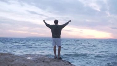  Genç adam ellerini havaya kaldırıyor, mutlu ve sarhoş bir şekilde hayattan, gençlikten ve mutluluktan..