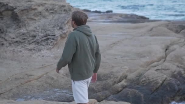Брюнетка Людина Йде Пляжі Вздовж Моря Іспанія Аліканте — стокове відео