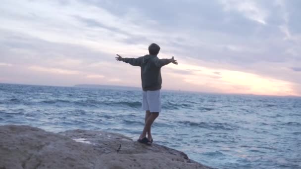 Άνθρωπος Θαυμάζει Θέα Και Τεντώνει Χέρια Κατά Διάρκεια Του Ηλιοβασιλέματος — Αρχείο Βίντεο