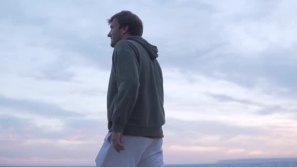 Krásný Ruský Muž Kráčí Večer Podél Moře — Stock video