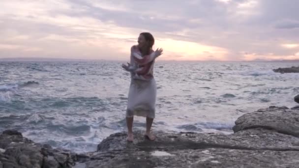 Жінка Туристка Танцює Кам Янистому Пляжі Ввечері Іспанія Аліканте — стокове відео