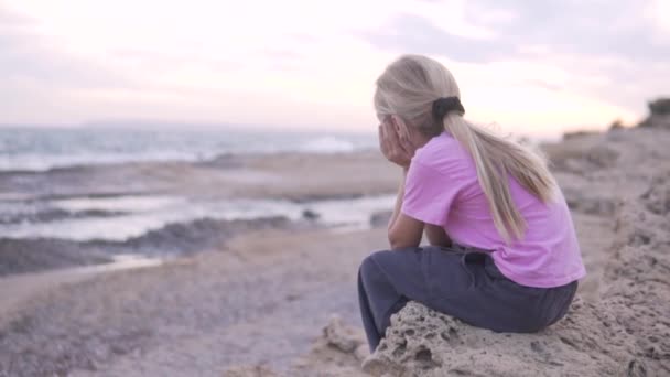 Piękna Dziewczyna Siwymi Włosami Siedząca Skale Nad Morzem — Wideo stockowe
